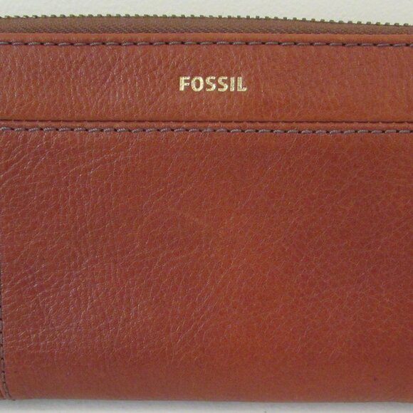 Fossil Medium Brown Jori Zip Clutch *FLAW* - Picture 2 of 16
